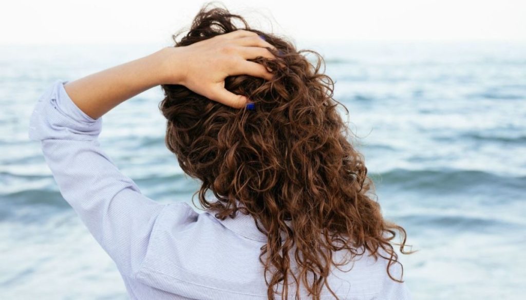 Curly hair: how to keep them beautiful even in summer?