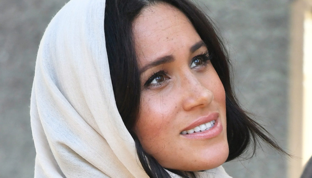 Meghan Markle in South Africa, passionate kiss to Harry and veil in the head