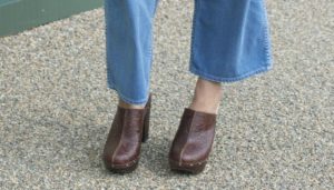 How to wear clogs: a handbook for clogs addicted