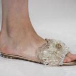 Pool slippers enter the city: here is the summer 2017 trend
