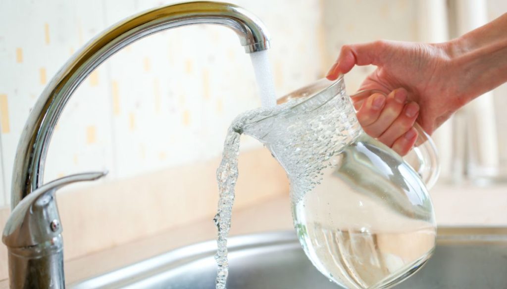 Drinking tap water is good. And we explain why
