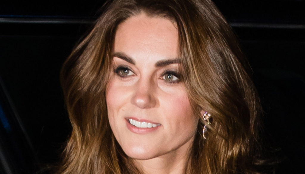 Kate Middleton at the gala recycles Alexander McQueen's dress. But he covers his shoulders