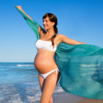 On the beach with a big belly: the tips to be beautiful