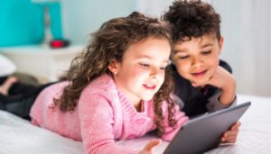 Tablets and smartphones limited to children: the psychologist speaks