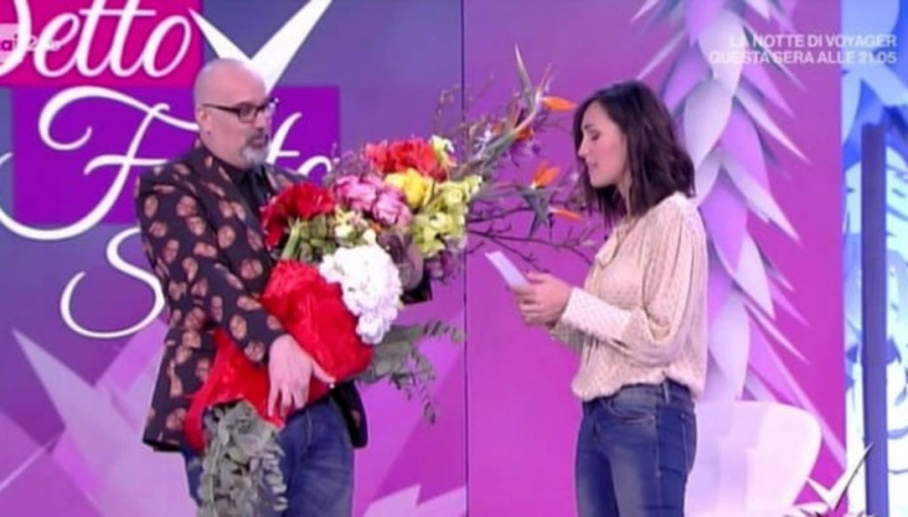 The husband consoles the Bailiff after the controversy over Sanremo: flowers on live TV
