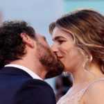 Eleonora Pedron and Fabio Troiano come out into the open: first kiss on the red carpet in Venice