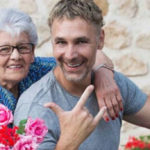 Raoul Bova blond and very tender: photo in motion with mom