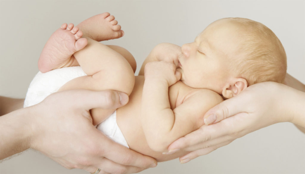 Babies always in their arms: pros and cons