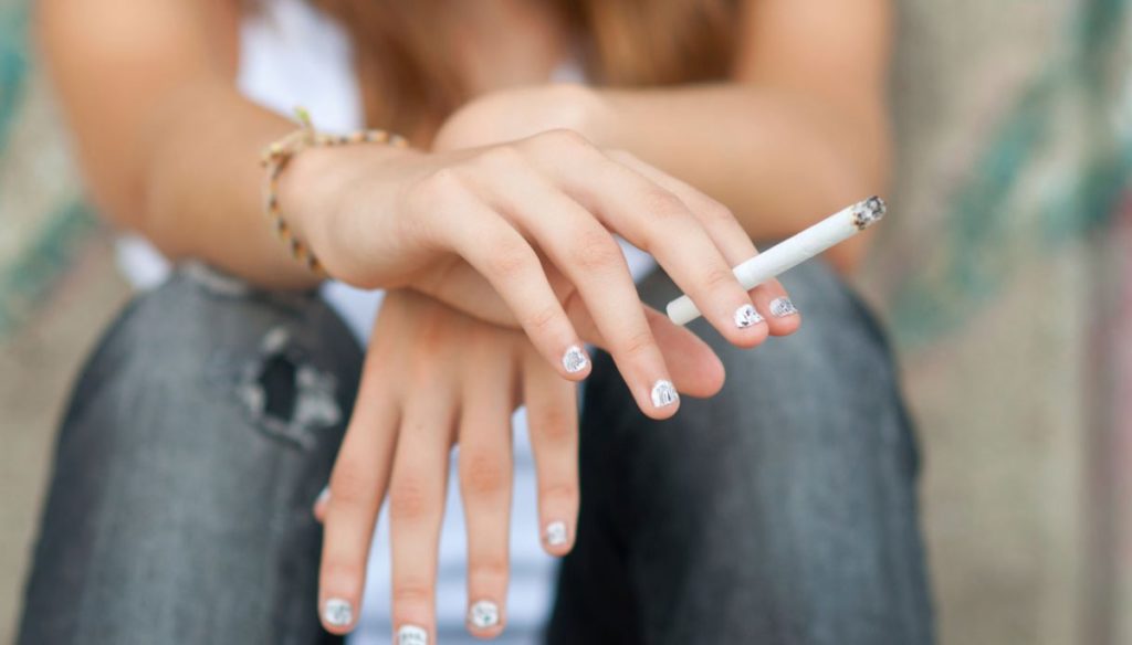 How to tell if your daughter smokes: unmistakable signals