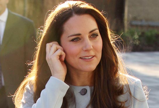 Kate in crisis goes away. William pursues her to avoid scandals