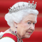 Queen Elizabeth, her secret weapon is the fake hand to greet