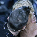 Sanremo: Robbie Williams kisses Maria and D'Alessio stecca in the mouth