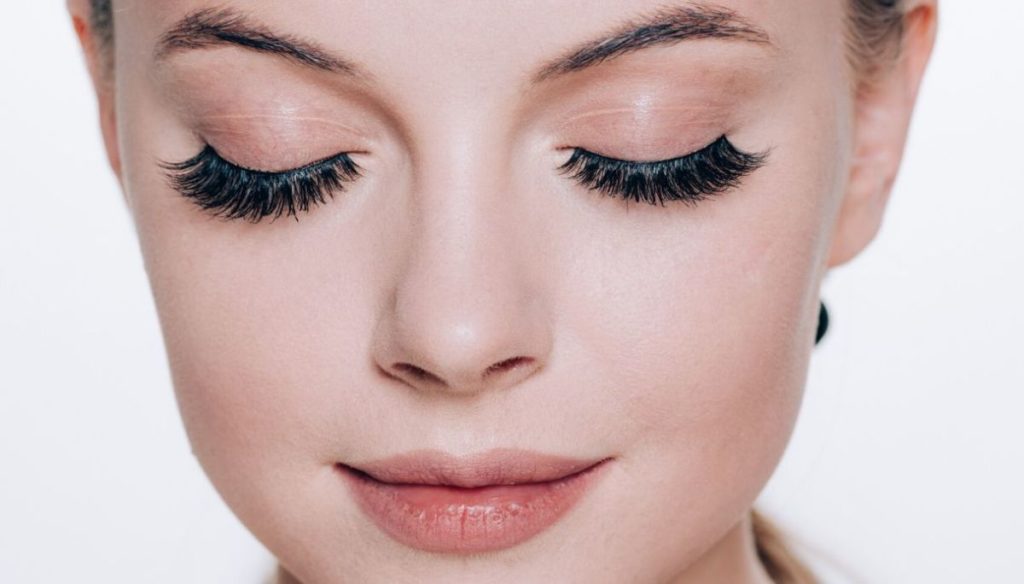 How to apply false eyelashes? Methods, tools and tricks for a fawn look