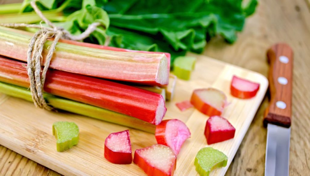 Do you know rhubarb and all its beneficial properties?