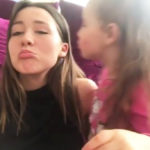 Aurora Ramazzotti, cuddles and kisses to her little sister: the video is viral