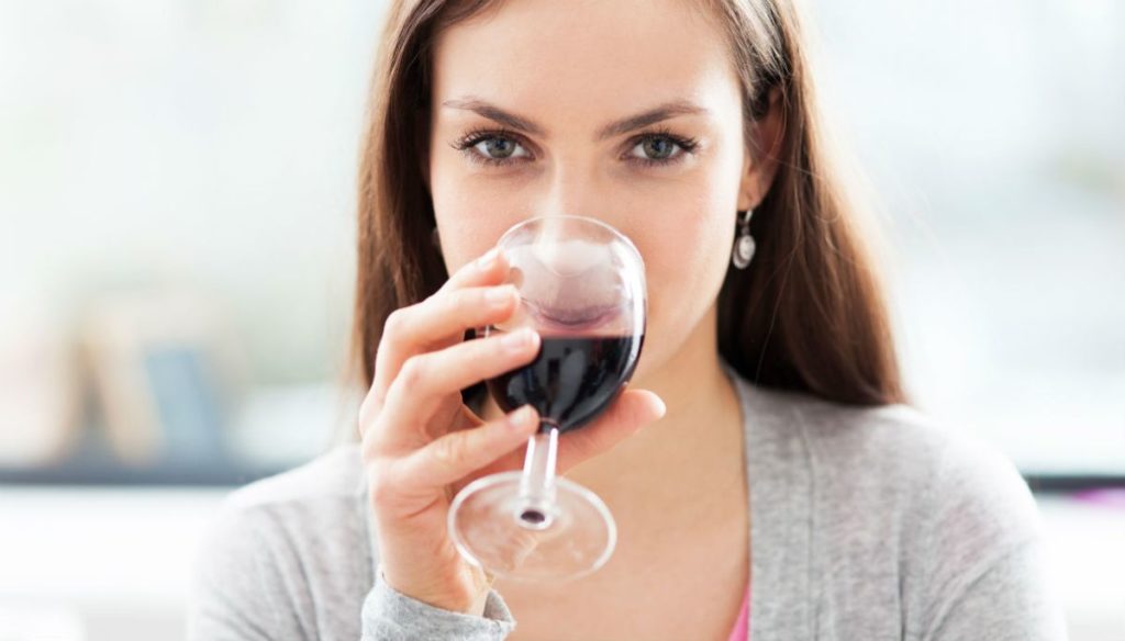 Is it true that drinking wine before bed makes you lose weight?