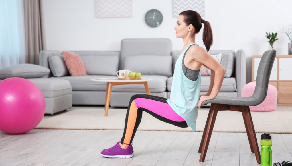 Training at home: 7 objects to transform the living room into a gym