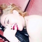 Madonna, topless and crutch: "Everyone has his own"