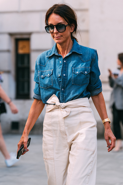 The denim shirt: a must have for 4 seasons
