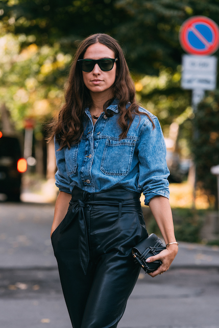 The denim shirt: a must have for 4 seasons