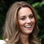 Kate Middleton incanta con il look in bianco e oscura Meghan Markle