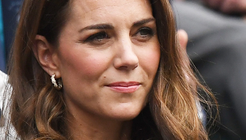 Kate Middleton accompanies her children George and Charlotte to school and breaks the rules