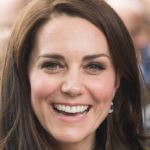 Kate Middleton incanta col tailleur pantaloni ma cede alla Regina