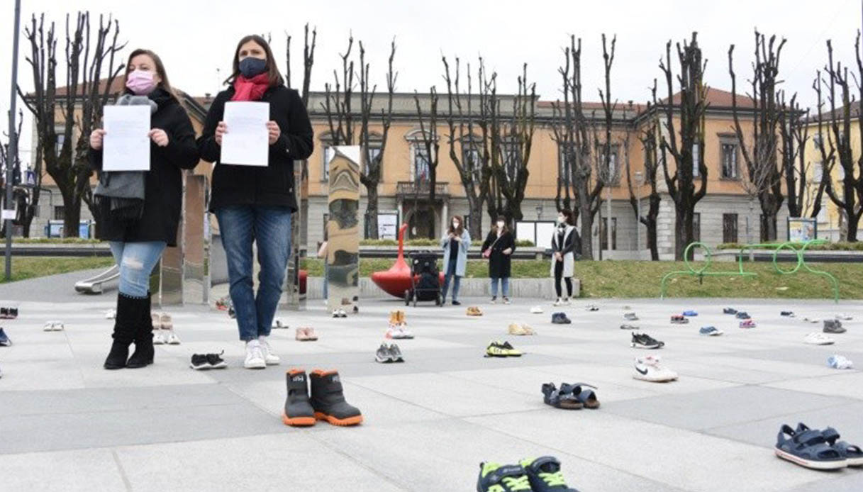 56 Pairs Of Shoes Take To The Streets The Protest Of Mothers In Treviglio