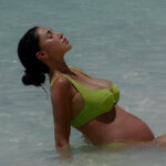 Belen in a bikini with a baby bump in the Maldives: on Instagram silences the controversy