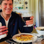 Gianni Morandi toasts to healing: "Finally a glass of wine"