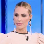 Isola: Ilary Blasi changes style and amazes, but the reality show doesn't take off