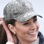 Kate Middleton in denim: dare with skinny jeans and pink sweater. And beats William