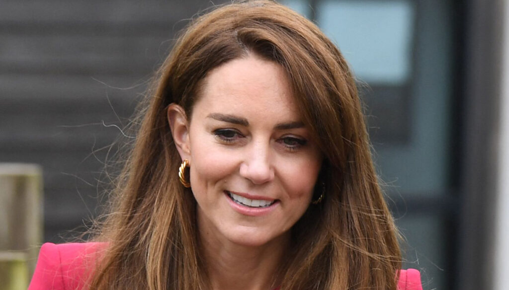 Kate Middleton, the € 1,311 fuchsia dress makes Jill Biden's blazer pale