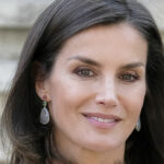 Letizia di Spagna: naughty maxi blouse, sculpted culottes and rope shoes