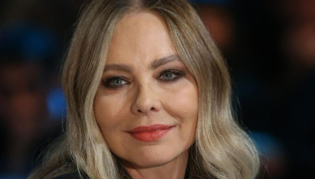 Ornella Muti, timeless beauty: back on TV and enchant in blue