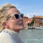 Sharon Stone soap and water with her hair in the wind: a goddess in Venice