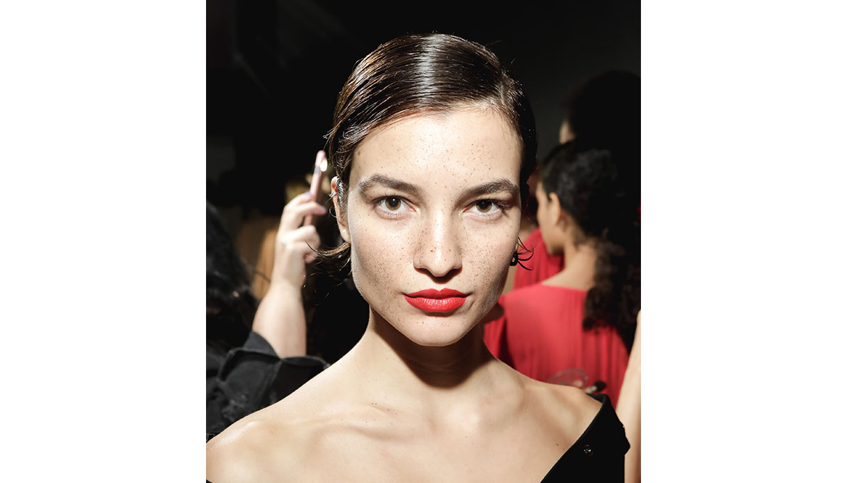 How to combine red lipstick and eye makeup