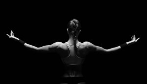 5 exercises to train the shoulder muscles at home