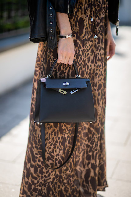 Spotted print, more or less colored, zebra or spotted: here are some ideas on how to wear the animalier