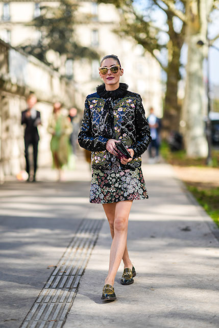 How to wear the mini skirt in autumn: