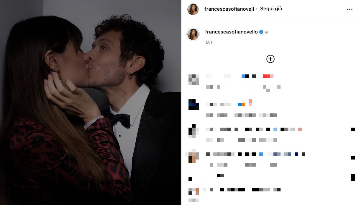 Francesca Sofia Novello and Valentino Rossi, the tender kiss