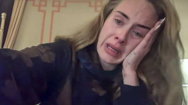Adele in lacrime su Instagram: concerti annullati per COVID