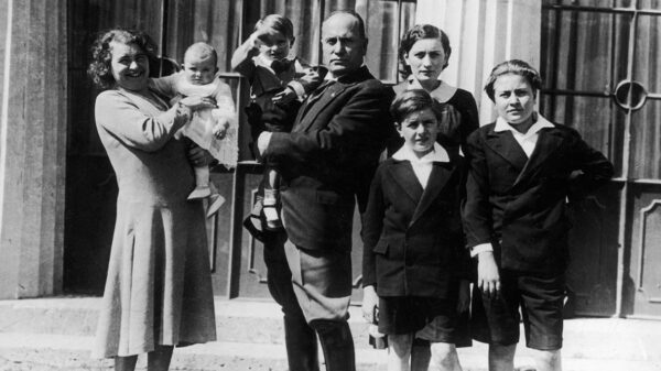 Benito Mussolini, sua moglie Rachele e i loro figli
