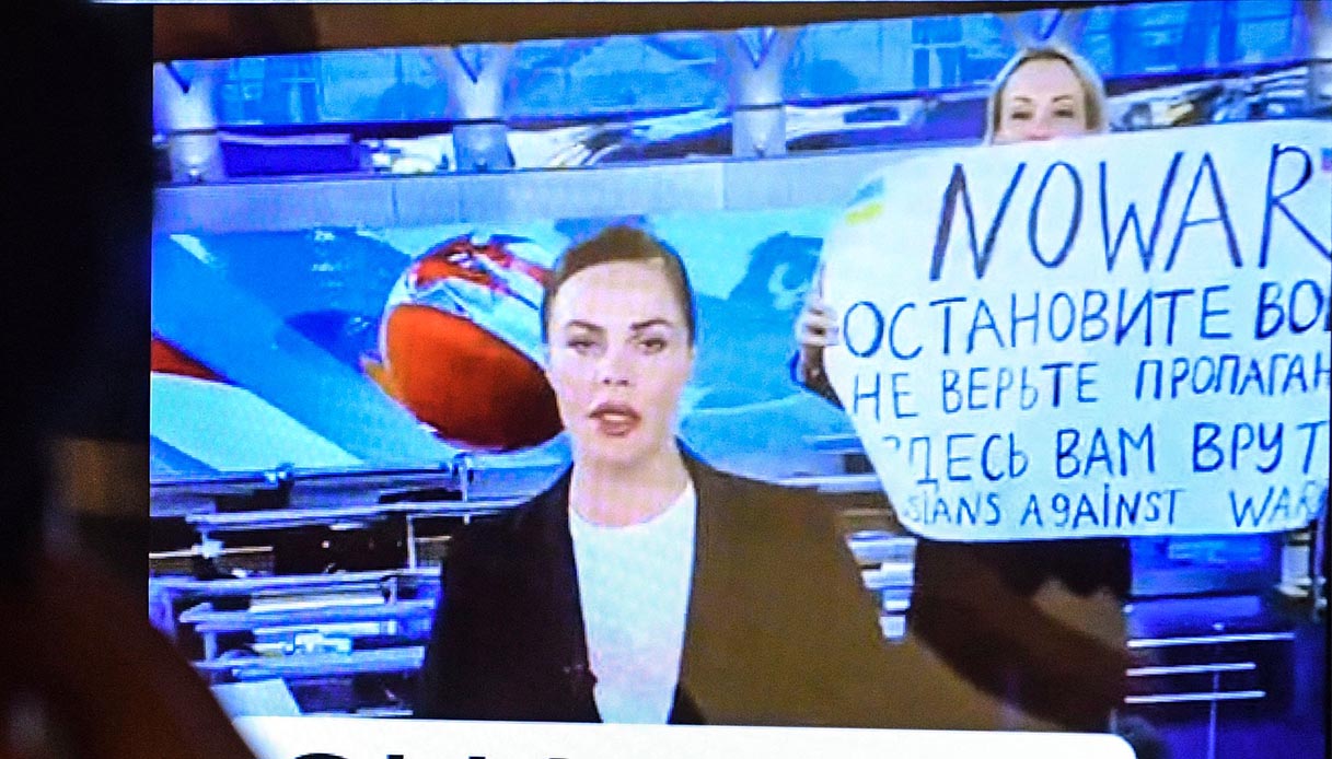 Marina Ovsyannikova irrompe in diretta tv