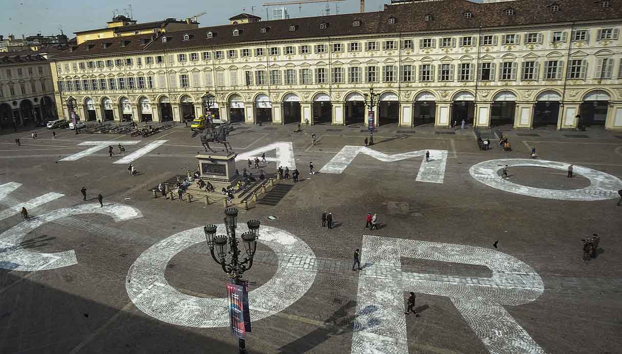 "I still love you", the gigantic writing appeared in Piazza San Carlo in Turin