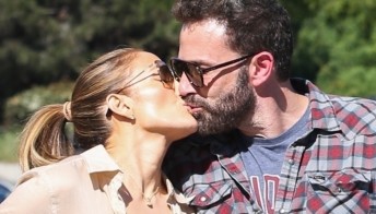 Jennifer Lopez and Ben Affleck, passionate kisses (in the family).  And she is more and more beautiful
