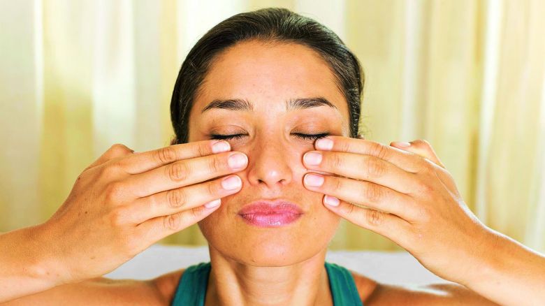 The 5-step self-massage for a radiant face