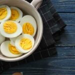 The chef's trick to shell hard-boiled eggs without spoiling the egg white?  There he is