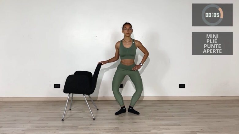Train your legs and buttocks with a chair - Video