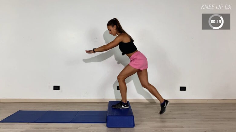Legs and buttocks at the top: training with the step - Video
